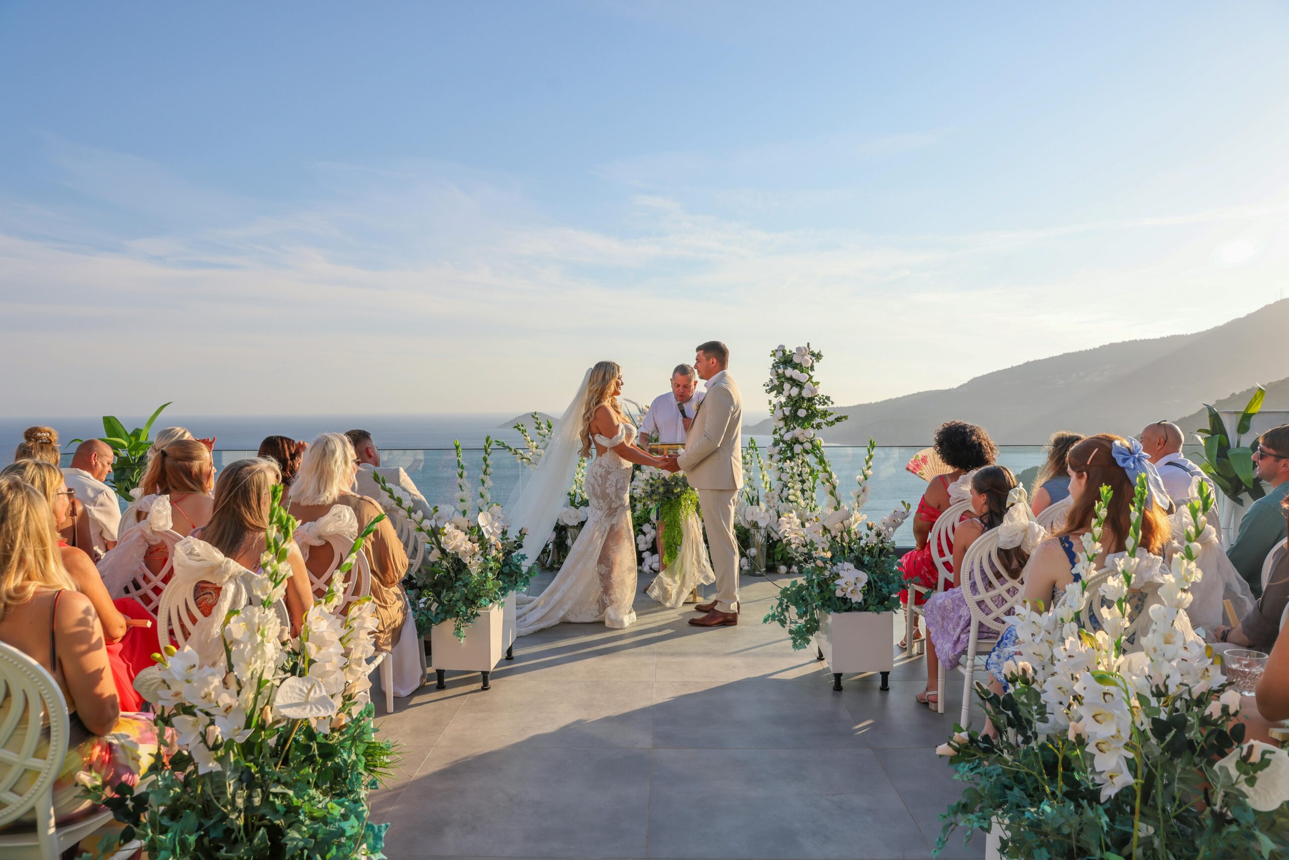 Love in the Air: The Allure of Holiday Weddings